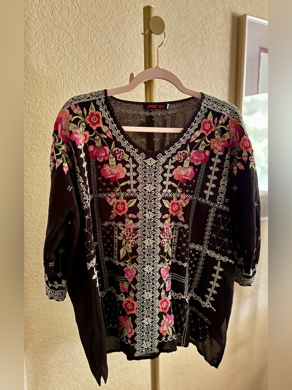 JOHNNY WAS Embroidered V-Neck Popover Blouse / Size Medium